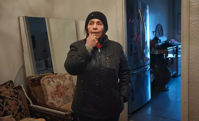 2026年3月17日周二，紐約布朗克斯（Bronx）一幢租客投訴維修問題及蟲害的大廈內，瑪麗娜·奎羅茲（Marina Quiroz）站在其客廳中。(美聯社圖片/Andres Kudacki) AP圖片