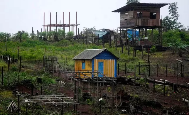 2026年3月11日周三，在巴西阿馬帕州（Amapa）奧亞波克（Oiapoque）市中心附近，一個名為「新征服」（Nova Conquista）的地區，可見建築工程正在進行，該區有家庭正在興建房屋。(美聯社圖片/Eraldo Peres) AP圖片