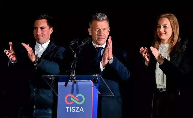 匈牙利反對派蒂薩黨（Tisza party）領袖馬扎爾（中），周日（2026年4月12日）在匈牙利布達佩斯，於國會選舉部分結果公布後向支持者發表演說。(美聯社圖片/Denes Erdos) AP圖片