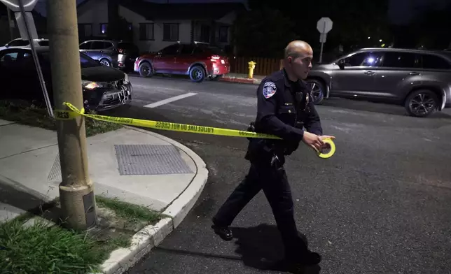 4月25日，一名執法人員在加州托倫斯，於涉嫌在白宮記者協會晚宴開槍的艾倫相關地址附近拉起封鎖線。(美聯社圖片/Ethan Swope) AP圖片