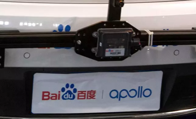 資料圖片：2018年7月4日，北京舉行的百度AI開發者大會上，展示百度及Apollo自動駕駛平台的標誌。(美聯社圖片/Ng Han Guan) AP圖片