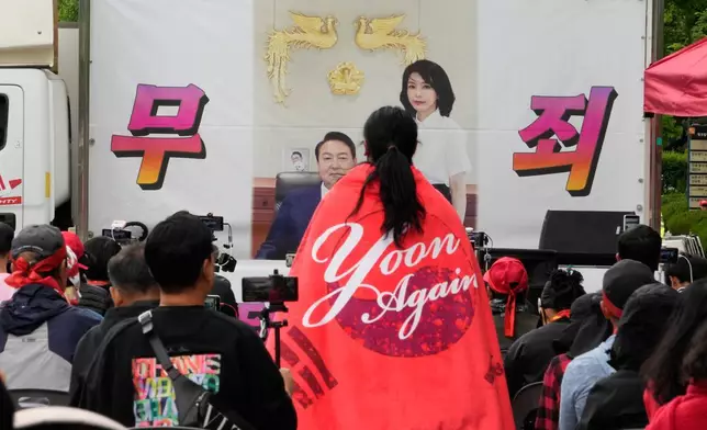 韓國首爾，2026年4月28日周二，韓國前總統尹錫悅及其妻子金建希的肖像在支持者於首爾高等法院外的集會中展示，上面寫著「無罪」。（美聯社圖片/Ahn Young-joon） AP圖片