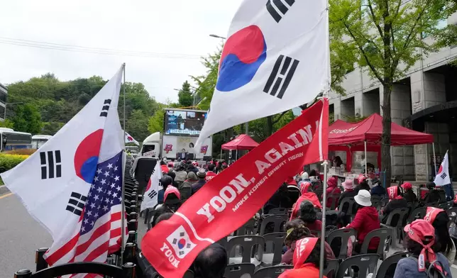 韓國首爾，2026年4月28日周二，韓國前總統尹錫悅的支持者在首爾高等法院外集會，觀看其妻子金建希出席聆訊的電視直播。（美聯社圖片/Ahn Young-joon） AP圖片