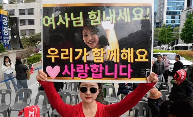韓國首爾，2026年4月28日周二，韓國前總統尹錫悅的一名支持者在首爾高等法院外集會，舉起印有其妻子金建希肖像的橫額，上面寫著「夫人，堅強！我們愛你」。（美聯社圖片/Ahn Young-joon） AP圖片
