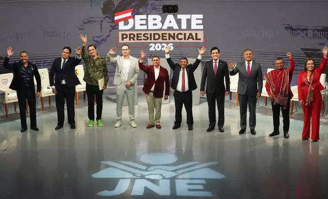 2026年3月30日周一，秘魯利馬，總統候選人（左起）阿爾瓦羅·帕斯·德拉巴拉（Alvaro Paz de la Barra）、恩里克·瓦爾德拉馬（Enrique Valderrama）、亞歷克斯·岡薩雷斯（Alex Gonzales）、佐治·福賽斯（George Forsyth）、卡洛斯·阿爾瓦雷斯（Carlos Alvarez）、沃爾特·奇里諾斯（Walter Chirinos）、卡洛斯·埃斯帕（Carlos Espa）、卡洛斯·海科（Carlos Jaico）、羅納德·阿滕西奧（Ronald Atencio）及菲奧雷拉·莫利內利（Fiorella Molinelli），在4月12日大選前的總統辯論會上向記者揮手。 (美聯社圖片/Guadalupe Pardo) AP圖片