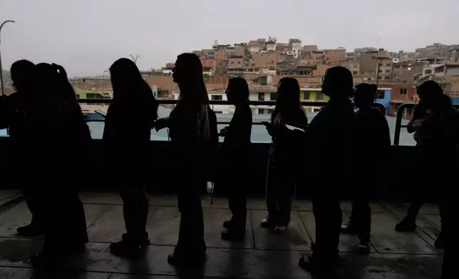 2026年4月13日周一，秘魯利馬，受延誤影響的票站恢復投票，選民排隊等候。 (美聯社圖片/Martin Mejia) AP圖片