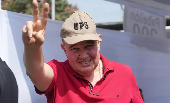 人民革新黨（Popular Renewal party）總統候選人拉斐爾．洛佩斯．阿里亞加（Rafael Lopez Aliaga），周日（2026年4月12日）在秘魯（Peru）利馬（Lima）大選投票站做出勝利手勢。（美聯社圖片/Guadalupe Pardo） AP圖片