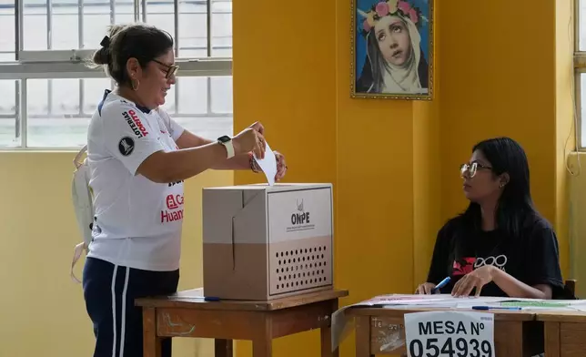 2026年4月13日周一，秘魯利馬，一名女子在受延誤及物流問題影響的投票站恢復投票時，參與大選投票。(美聯社圖片/Martin Mejia) AP圖片