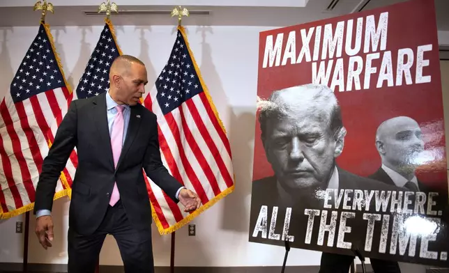 2026年4月22日周三，紐約州眾議院民主黨領袖傑弗里斯（Hakeem Jeffries）在華盛頓民主黨全國委員會總部，談論維珍尼亞州的選區重劃投票。（美聯社圖片/Cliff Owen） AP圖片