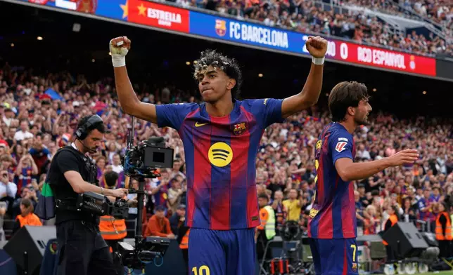 巴塞隆拿的拉明耶馬爾慶祝費蘭托利斯（右）攻入球隊第二個入球，攝於2026年4月11日周六西班牙巴塞隆拿舉行的西甲足球賽事。(美聯社圖片/Joan Monfort) AP圖片