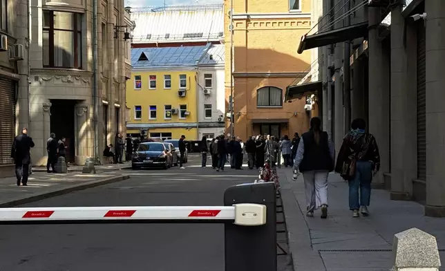 活躍人士於2026年4月4日周六在莫斯科總統府大樓外聚集，簽署反對互聯網限制的請願書。(美聯社圖片) AP圖片