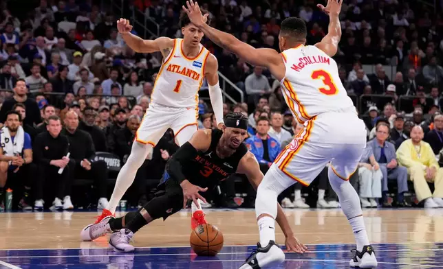 紐約人隊後衛佐殊夏特（Josh Hart）（3號）在周一（2026年4月20日）於紐約舉行的一場NBA季後賽首圈第二場賽事上半場，嘗試突破阿特蘭大鷹隊後衛CJ麥哥林（CJ McCollum）（3號）時跌倒。(美聯社圖片/Yuki Iwamura) AP圖片