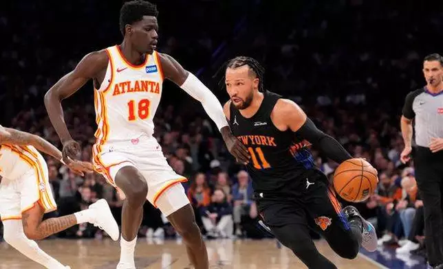 紐約人隊後衛謝倫布朗臣（Jalen Brunson）（11號）在周一（2026年4月20日）於紐約舉行的一場NBA季後賽首圈第二場賽事上半場，突破阿特蘭大鷹隊前鋒穆罕默德古耶（Mouhamed Gueye）（18號）。(美聯社圖片/Yuki Iwamura) AP圖片