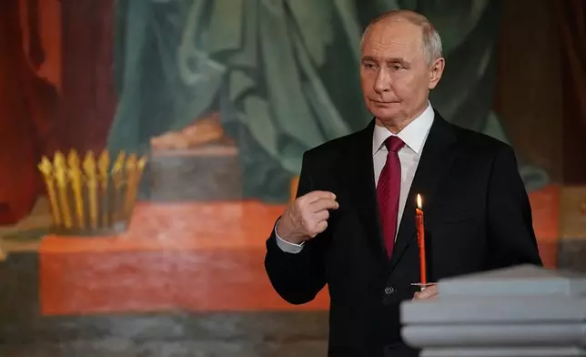 2026年4月12日周日清晨，俄羅斯總統普京在莫斯科基督救世主主教座堂的東正教復活節禮拜上劃十字。(美聯社圖片/Alexander Zemlianichenko) AP圖片