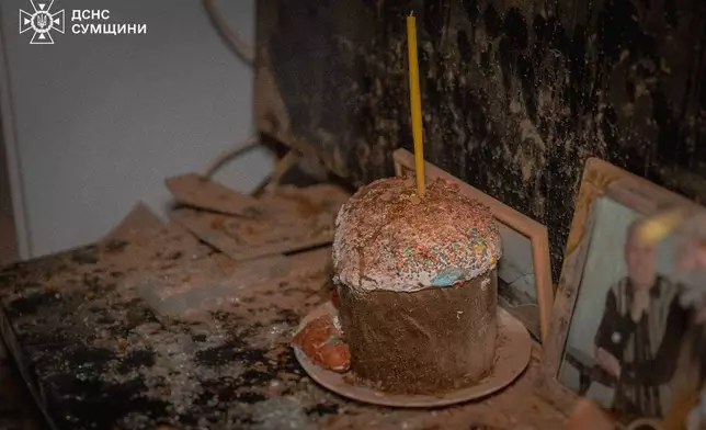 2026年4月11日周六，烏克蘭緊急服務部門提供的照片顯示，烏克蘭蘇梅（Sumy）一間住宅公寓在俄羅斯無人機襲擊後受損，屋內可見一個沾滿灰塵的復活節麵包和蠟燭。(烏克蘭緊急服務部門圖片/美聯社) AP圖片