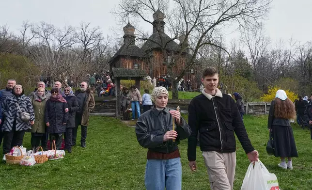民眾手持蠟燭和復活節籃子離開一座古老教堂，慶祝東正教復活節。攝於2026年4月12日周日，烏克蘭基輔附近的皮羅希夫。(美聯社圖片/Efrem Lukatsky) AP圖片
