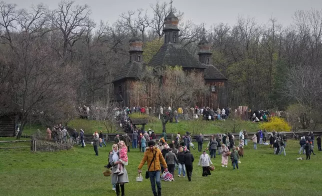 民眾手持復活節籃子離開一座古老教堂，慶祝東正教復活節。攝於2026年4月12日周日，烏克蘭基輔附近的皮羅希夫。(美聯社圖片/Efrem Lukatsky) AP圖片