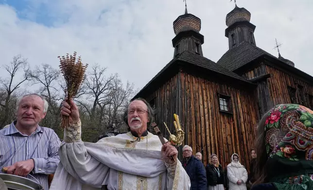 神父為信徒及其復活節籃子祈福，慶祝東正教復活節。攝於2026年4月12日周日，烏克蘭基輔附近的皮羅希夫。(美聯社圖片/Efrem Lukatsky) AP圖片
