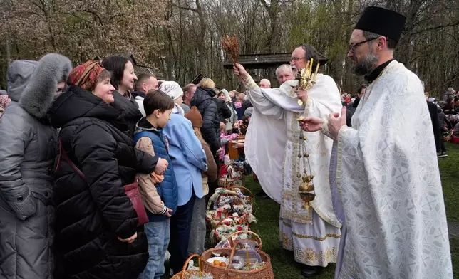 神父為信徒及其復活節籃子祈福，慶祝東正教復活節。攝於2026年4月12日周日，烏克蘭基輔附近的皮羅希夫。(美聯社圖片/Efrem Lukatsky) AP圖片