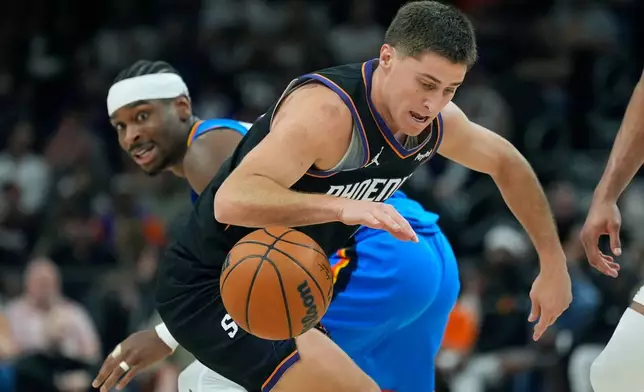 2026年4月27日周一，NBA季後賽首圈第四場比賽上半場，鳳凰城太陽（Phoenix Suns）後衛科林·吉萊斯皮（Collin Gillespie）（右）在鳳凰城對陣奧克拉荷馬城雷霆（Oklahoma City Thunder）後衛沙爾·吉爾吉斯-亞歷山大（Shai Gilgeous-Alexander）時重新控制球權。(美聯社圖片/Ross D. Franklin) AP圖片