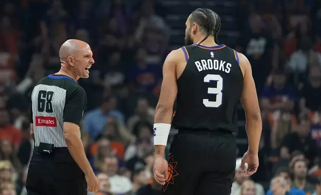 2026年4月27日周一，NBA季後賽首圈第四場比賽上半場，鳳凰城太陽（Phoenix Suns）前鋒狄龍·布魯克斯（Dillon Brooks）（3號）在鳳凰城對陣奧克拉荷馬城雷霆（Oklahoma City Thunder）時與球證傑森·戈布爾（Jacyn Goble）（68號）爭論，隨後被判技術犯規。(美聯社圖片/Ross D. Franklin) AP圖片