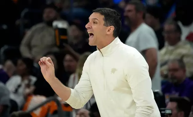 2026年4月27日周一，NBA季後賽首圈第四場比賽上半場，奧克拉荷馬城雷霆（Oklahoma City Thunder）主教練馬克·戴格諾特（Mark Daigneault）在鳳凰城對陣鳳凰城太陽（Phoenix Suns）時向球員發出指示。(美聯社圖片/Ross D. Franklin) AP圖片