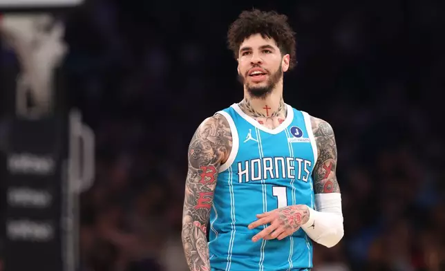 夏洛特黃蜂隊的拉美路波爾（1號），在2026年4月12日（周日）於紐約舉行的一場NBA籃球賽上半場，射入三分球後作出反應。（美聯社圖片/Pamela Smith） AP圖片