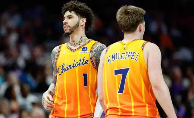 夏洛特黃蜂隊後衛拉美路波爾（1號）與康恩紐佩爾在2026年4月10日（周五）於北卡羅來納州夏洛特舉行的一場NBA籃球賽下半場，站在球場上。（美聯社圖片/Nell Redmond） AP圖片