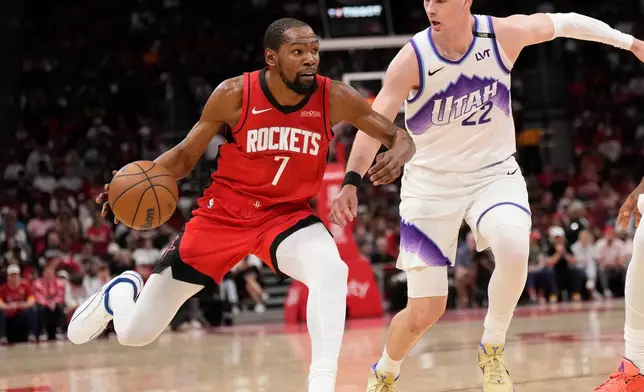 侯斯頓火箭前鋒杜蘭特（7號）在2026年4月3日周五於侯斯頓舉行的一場NBA籃球賽上半場，控球對抗猶他爵士前鋒凱爾菲利波夫斯基（22號）。(美聯社圖片/Karen Warren) AP圖片