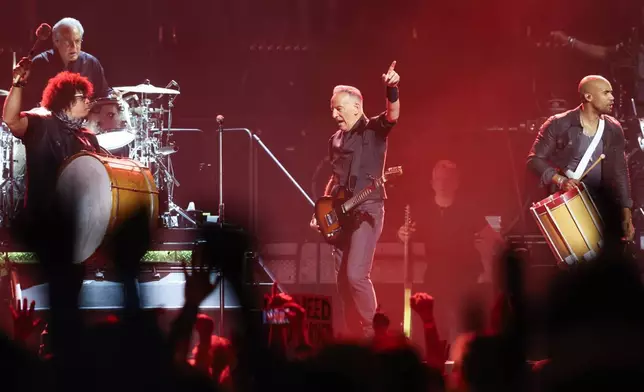 布魯斯史賓斯汀與E街樂隊（Bruce Springsteen and the E Street Band）的麥斯溫伯格（左起）、積克克萊蒙斯（Jake Clemons）、布魯斯史賓斯汀（Bruce Springsteen）及安東尼阿爾蒙特（Anthony Almonte），在明尼亞波利斯目標中心（Target Center）舉行的「希望與夢想之地」巡演（Land of Hope And Dreams tour）首晚演出。（美聯社圖片/Ellen Schmidt） AP圖片