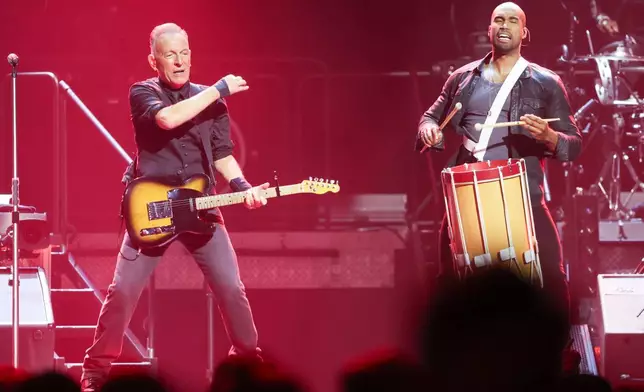 布魯斯史賓斯汀（左）與E街樂隊（Bruce Springsteen and the E Street Band）的安東尼阿爾蒙特（Anthony Almonte），在明尼亞波利斯目標中心（Target Center）舉行的「希望與夢想之地」巡演（Land of Hope And Dreams tour）首晚演出。（美聯社圖片/Ellen Schmidt） AP圖片