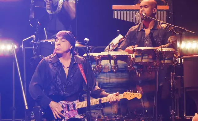 布魯斯史賓斯汀與E街樂隊（Bruce Springsteen and the E Street Band）的史提夫雲辛特（左）及安東尼阿爾蒙特（Anthony Almonte），在明尼亞波利斯目標中心（Target Center）舉行的「希望與夢想之地」巡演（Land of Hope And Dreams tour）首晚演出。（美聯社圖片/Ellen Schmidt） AP圖片