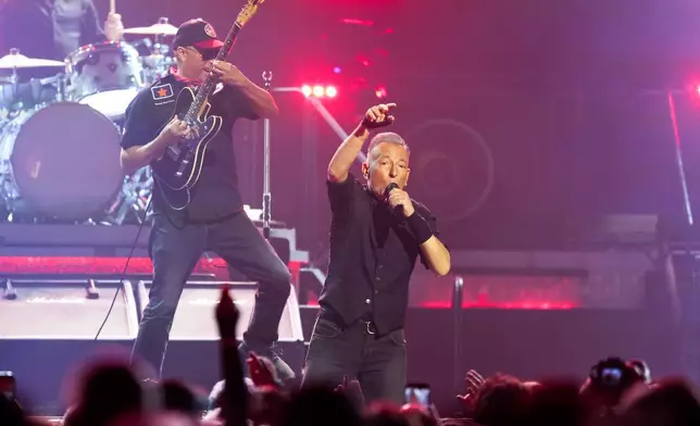 布魯斯史賓斯汀（右）與E街樂隊（Bruce Springsteen and the E Street Band）的湯姆莫雷洛（Tom Morello），在明尼亞波利斯目標中心（Target Center）舉行的「希望與夢想之地」巡演（Land of Hope And Dreams tour）首晚演出。（美聯社圖片/Ellen Schmidt） AP圖片