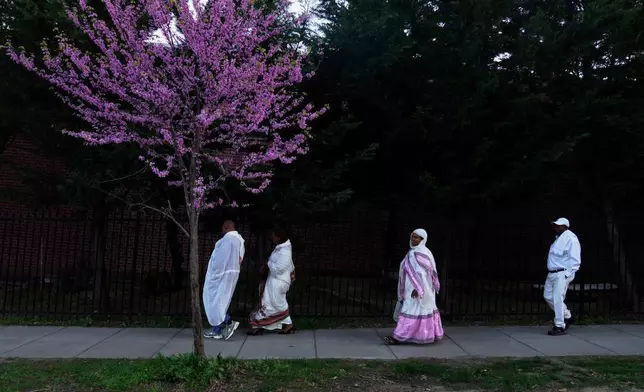 2026年4月11日周六，信眾們步行前往華盛頓的聖瑪麗亞教堂（Re’ese Adbarat Debre Selam Kidist Mariam Church），一座埃塞俄比亞東正教特瓦赫多教堂，參加復活節禮拜。(美聯社圖片/Jessie Wardarski) AP圖片