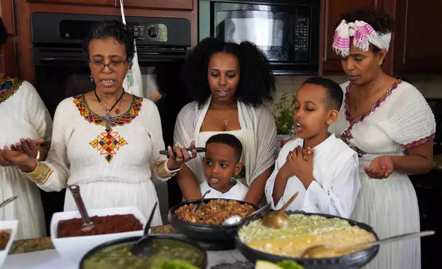 泰科拉（Tekola）家族成員於2026年4月12日復活節周日，在維珍尼亞州（Virginia）特賴恩格爾（Triangle）解除長達55天的齋戒前一同祈禱。(美聯社圖片/Jessie Wardarski) AP圖片