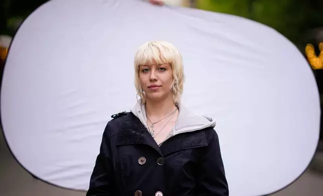 22歲的安德烈亞·安娜·哈伊杜（Andrea Anna Hajdu）於2026年4月13日周一在匈牙利布達佩斯拍攝肖像。「這場運動始於我們，始於學生抗議。他們無法引導我們。我們渴望改變。」(美聯社圖片/Petr David Josek) AP圖片