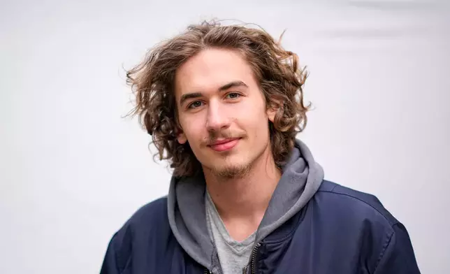 20歲的文森特·納爾遜（Vincent Nelson）於2026年4月13日周一在匈牙利布達佩斯拍攝肖像。「我們不喜歡我們所看到的，必須為此做些什麼。」(美聯社圖片/Petr David Josek) AP圖片