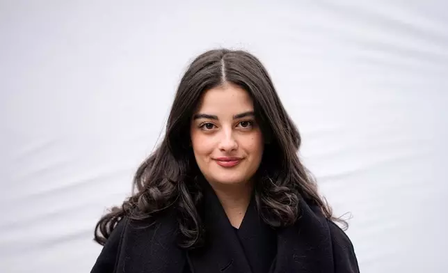 21歲的莎拉·卡爾帕蒂（Sara Karpati）於2026年4月13日周一在匈牙利布達佩斯拍攝肖像。「每四年，新一代人獲得投票權，而他們盲目相信所聞的機會越來越小。」(美聯社圖片/Petr David Josek) AP圖片