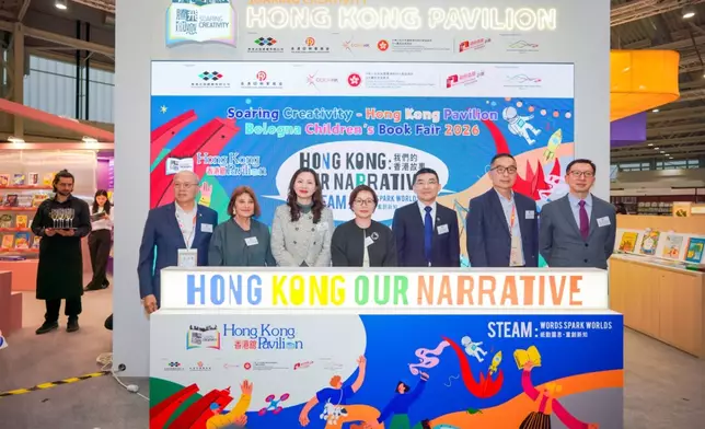 主禮嘉賓在「香港館」舉行開幕儀式。