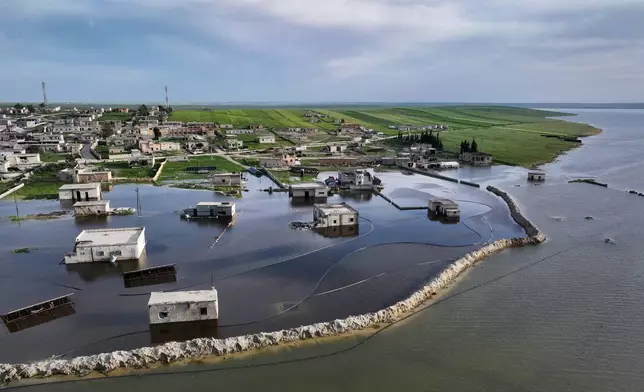 2026年4月25日，星期六，敘利亞西北部赫邁馬特阿爾代爾（Hmeimat al-Deir），暴雨導致阿爾西哈水壩（Al-Siha Dam）水位上漲，洪水淹沒農地及住宅建築，影響附近多個村莊。(美聯社圖片/Ghaith Alsayed) AP圖片