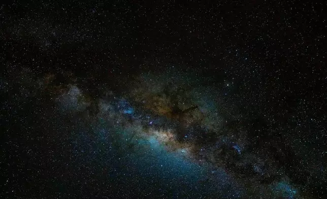 2026年4月15日，星期三，從智利（Chile）阿塔卡馬沙漠（Atacama Desert）望去，銀河（Milky Way）橫跨夜空。(美聯社圖片/Esteban Felix) AP圖片