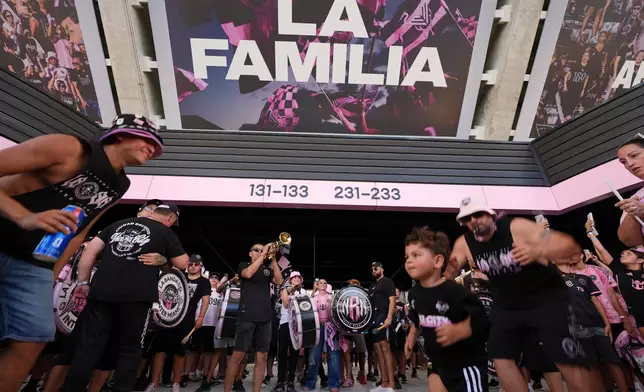 2026年4月4日周六，國際邁阿密球迷在邁阿密跳舞並演奏音樂，準備觀看球隊在新球場對陣奧斯汀FC的首場MLS足球賽事。(美聯社圖片/Rebecca Blackwell) AP圖片