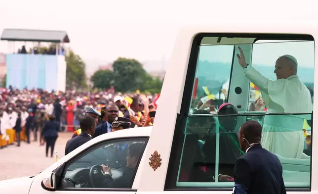 2026年4月18日周六，教宗良十四世抵達喀麥隆雅溫得維爾機場（Yaounde Ville Airport）主持彌撒，這是他為期11天非洲牧靈訪問的第六天。(美聯社圖片/Andrew Medichini) AP圖片