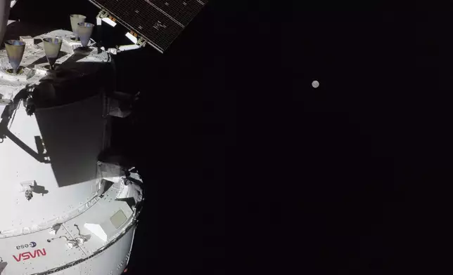 美國太空總署提供的圖片顯示，2026年4月3日，「獵戶座太空艙」及其太陽能電池陣列翼尖的鏡頭捕捉到遠處的月球。（美聯社圖片/NASA） AP圖片