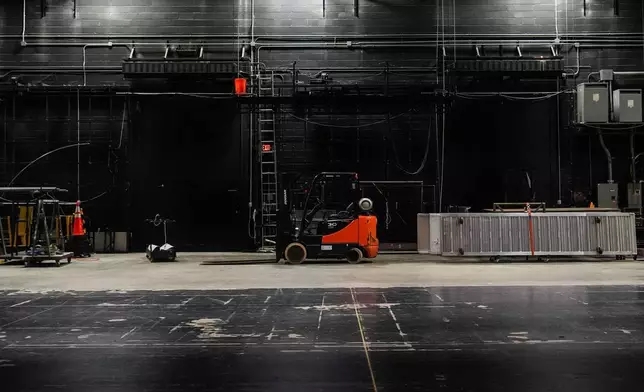 約翰甘迺迪表演藝術中心歌劇院後台區域，攝於2026年4月22日周三華盛頓一場旨在展示建築損壞的傳媒導覽活動。(美聯社圖片/Julia Demaree Nikhinson) AP圖片