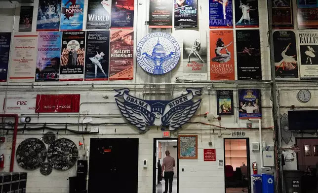 約翰甘迺迪表演藝術中心歌劇院後台區域，攝於2026年4月22日周三華盛頓一場旨在展示建築損壞的傳媒導覽活動。(美聯社圖片/Julia Demaree Nikhinson) AP圖片