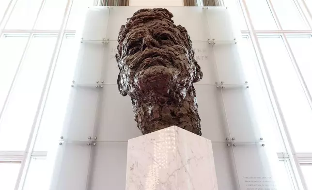 約翰甘迺迪表演藝術中心大堂內，一座高八呎的約翰甘迺迪總統銅像，攝於2026年4月22日周三華盛頓一場旨在展示建築損壞的傳媒導覽活動。(美聯社圖片/Julia Demaree Nikhinson) AP圖片