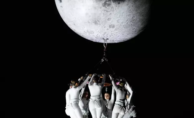 資料圖片：2026年3月28日，澤尼特空中芭蕾舞團（Zenit Aerial Ballet）成員在哥倫比亞波哥大（Bogota）的國際美術節（International Fine Arts Festival）上表演。(美聯社圖片/Fernando Vergara) AP圖片