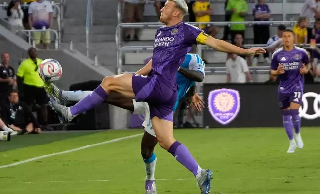 奧蘭多城後衛羅賓贊臣（前）在美職聯足球賽上半場嘗試在夏洛特FC前鋒洛杜爾科艾洛高面前控球。攝於2026年4月22日周三，佛羅里達州奧蘭多。（美聯社圖片/John Raoux） AP圖片