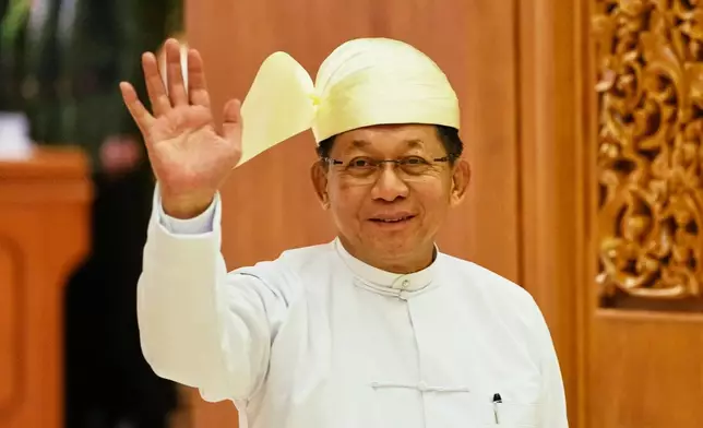 緬甸內比都，2026年4月10日周五，緬甸新任總統敏昂萊在宣誓就職儀式後離開聯邦議會時揮手致意。(美聯社圖片/昂山烏) AP圖片